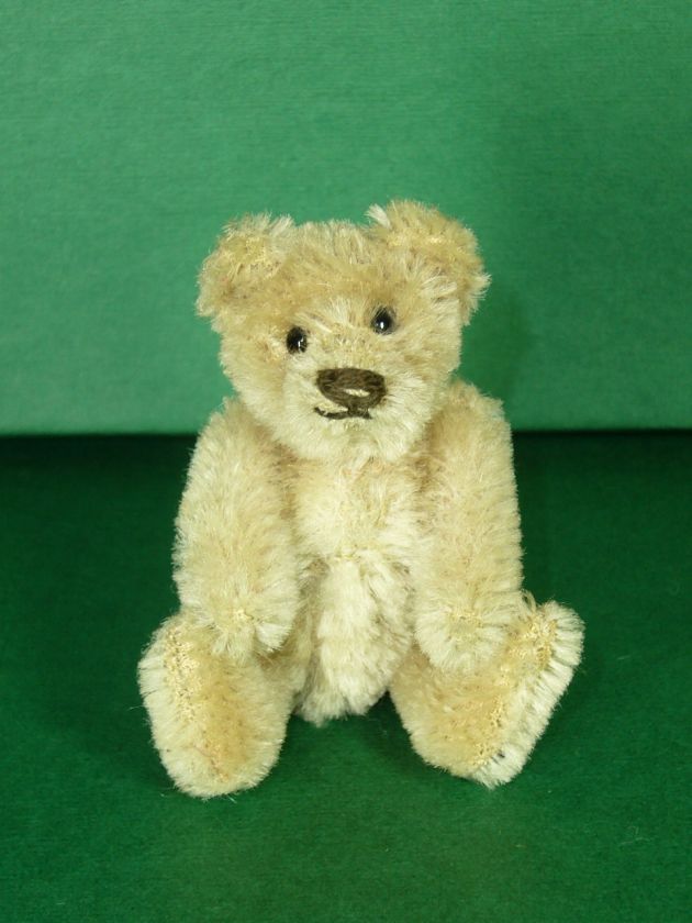 Antique little Steiff Bear 1940s with a very cute face on PopScreen