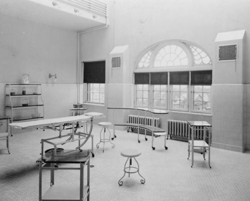 1909 photo Operating room in Ellis Island Hospital  