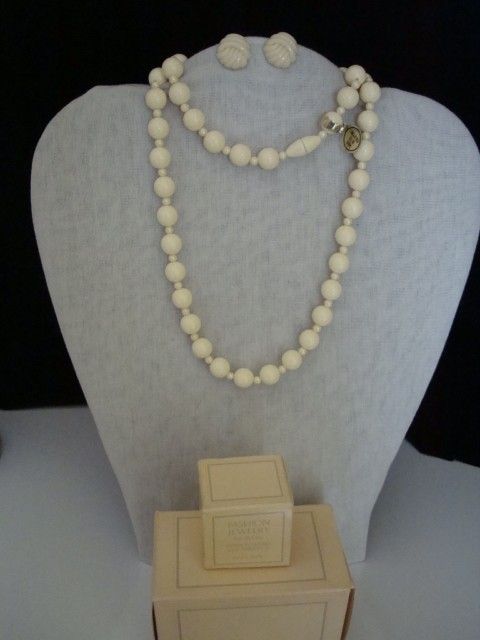 VINTAGE AVON 1980 FASHION LUSTRE NECKLACE EARRINGS SET  