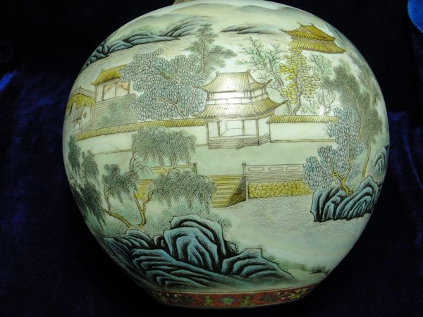 Yongzhen. FAMILLE ROSE PORCELAIN VASE with 7 beautiful  