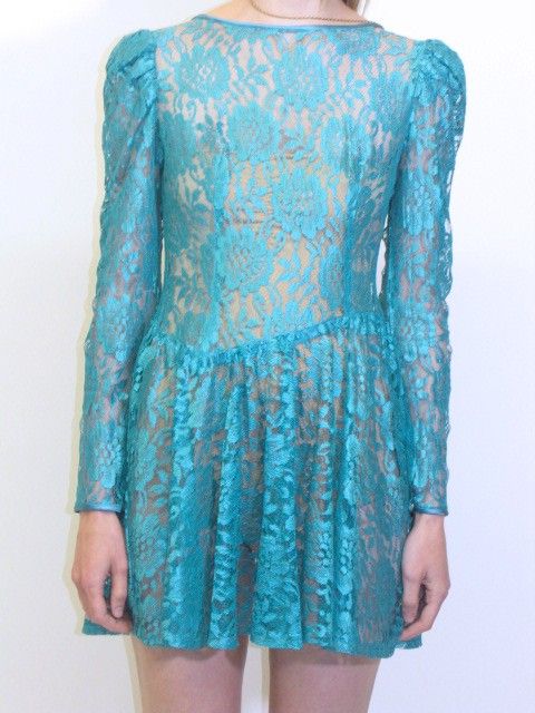 Vintage 80s mini dress. Sheer lace. Simpel design. Pouf sleeves 