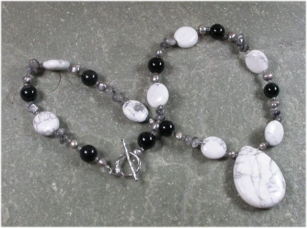 WHITE TURQUOISE BLACK AGATE QUARTZ PEARLS NECKLACE  