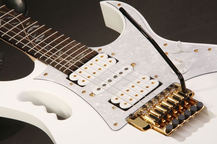 Steve Vais Signature JEM7V features DiMarzio® Evolution® humbuckers 