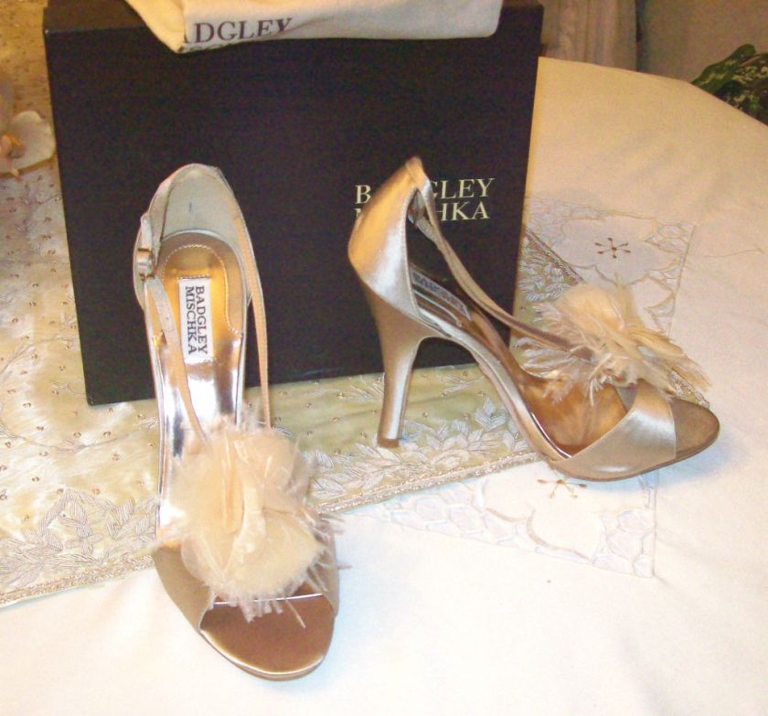 NEW BADGLEY MISCHKA KIWI CHAMPAGNE FEATHER HEELS SZ 11  