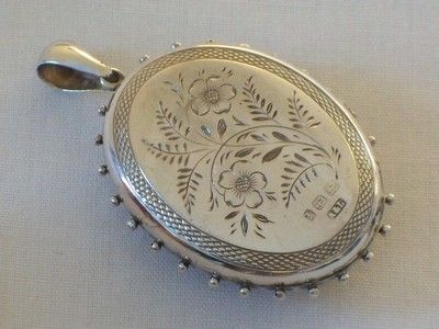 BIRMINGHAM 1894 HALLMARKED STERLING SILVER OVAL LOCKET DECORATED TO 