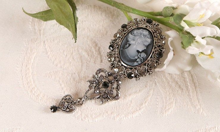 title  swarovski Cristal Vintage ST CAMEO Brooch & Necklace , grey